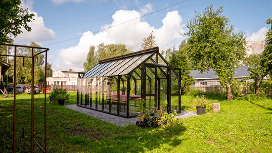 Lähe NO 21 – medinis šiltnamis 3,0 × 5,65 m (16,95 m²), grūdintas stiklas